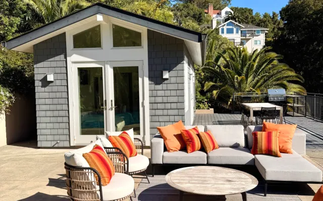 Cozy Pool House with kitchenette, use the pool & jacuzzi.