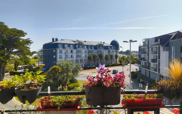 Beautiful apartment with harbour, beaches and shops nearby