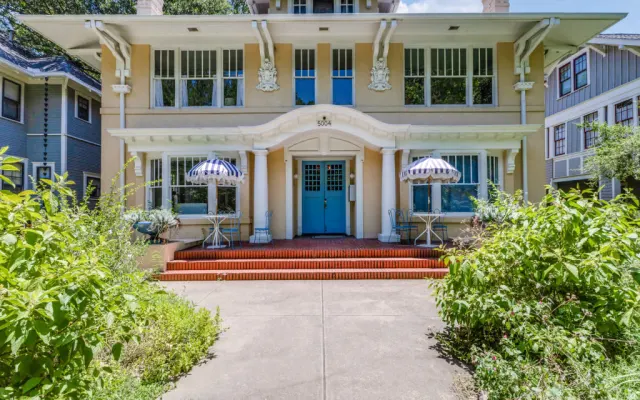 Historic Central Dallas Retreat | Modern & Roomy