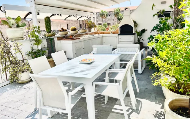 Very bright room with bathroom and large private terrace in the center