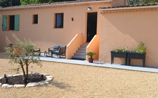 CHAMBRE PRIVATIVE DANS UNE MAISON AVEC PARTIES COMMUNES PARTAGEES