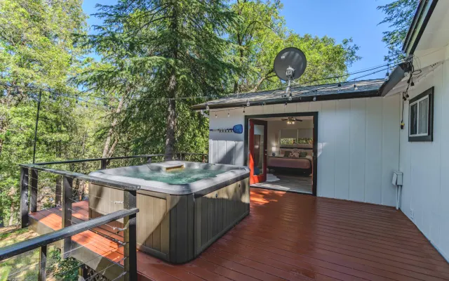 Belle maison : Hot Tub, table de feu, BBQ, près des vignobles, chiens...