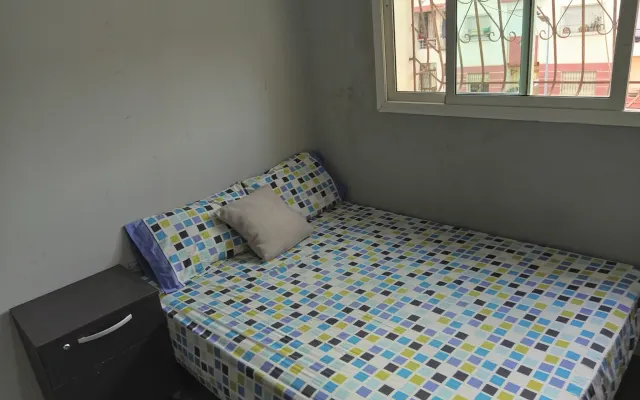 Habitación individual en apartamento seguro con jardín, tranquilo...