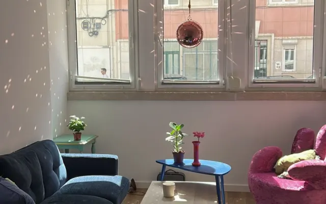 Adorable Bi + Raum im Herzen von Lissabon mit einem großen Hinterhof.