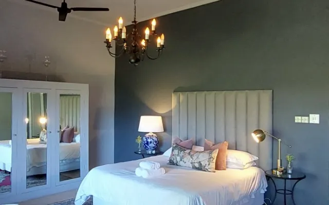 Quarto de lavanda numa quinta com banheira de hidromassagem privada.
