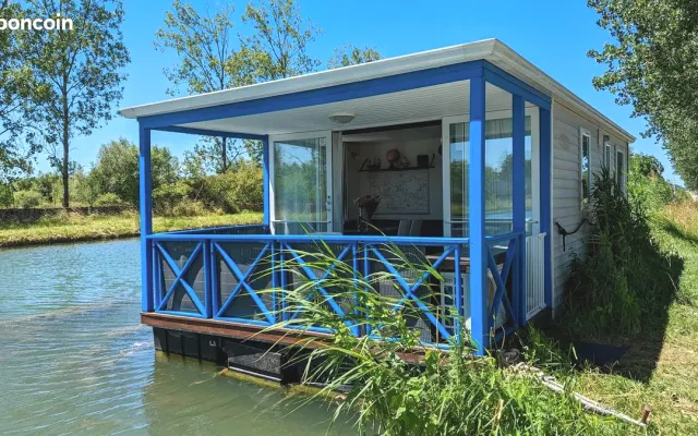  Duerma sobre el agua en nuestras cabañas flotantes con spa privado