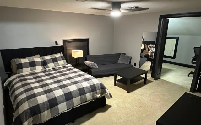 Ein geräumiges und renoviertes Zimmer in einer sicheren, gemütlichen...