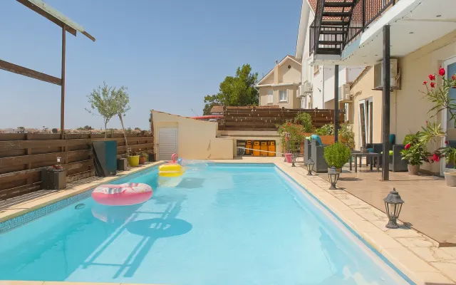 Camera moderna vista mare in villa con piscina privata e palestra
