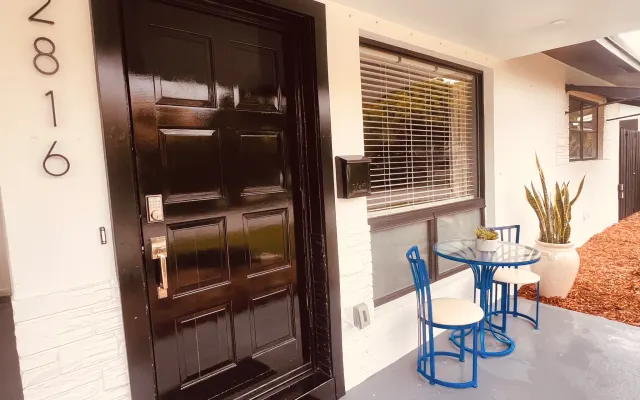 Color Drenched Villa en la calle privada Wilton Manors