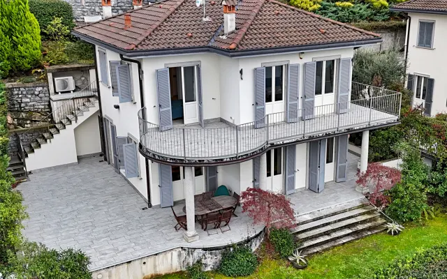 Komplette Villa mit Blick auf den Comer See. 4 Schlafzimmer, 3 Bäder.