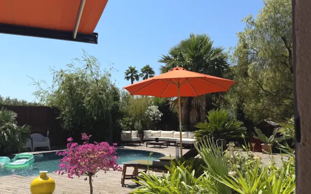 Acogedor estudio con piscina y jardín