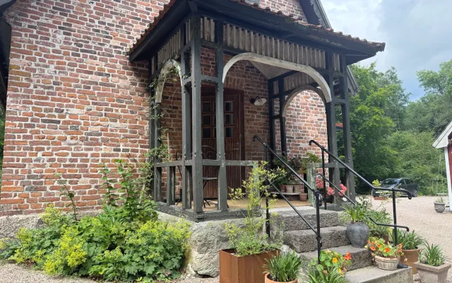 Luxuriöses englisches Cottage in der schwedischen Landschaft