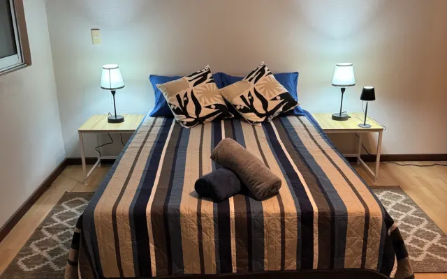 Séjour chez Martin et Juan, chambre privée avec salle de bain.