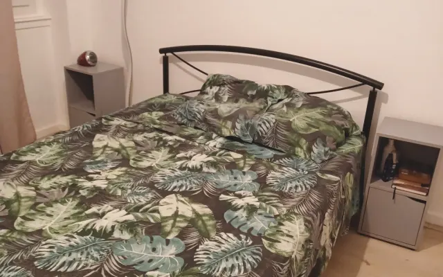 Habitación en piso a 5 minutos de autopista y estación.