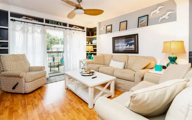 Beautiful Condo Steps from the pool, ocean and nightlife.
