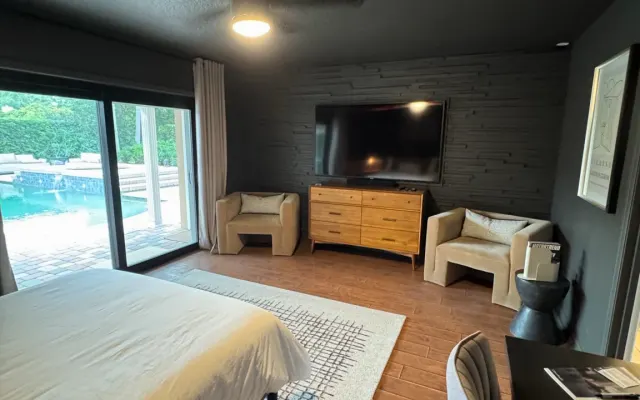 Poolside Vibe Suite w/Gym & Pool near Universal & Epic