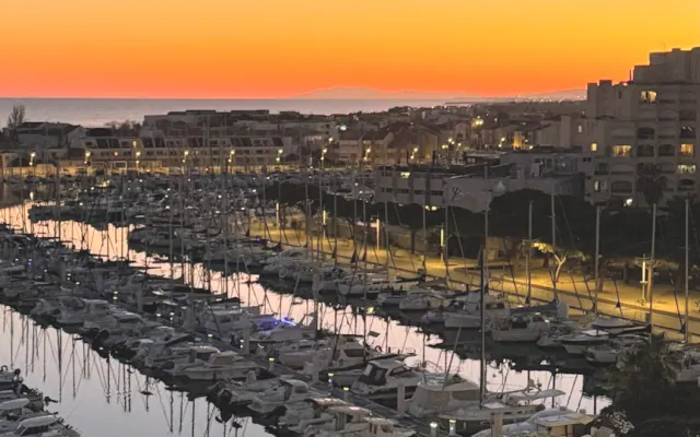 7th floor - Facing port and sea + parking lot