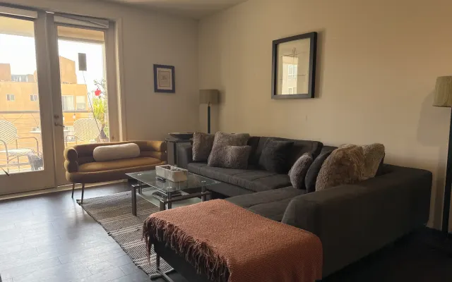 Sky-rise 1 Bedroom Flat in Center of Hollywood
