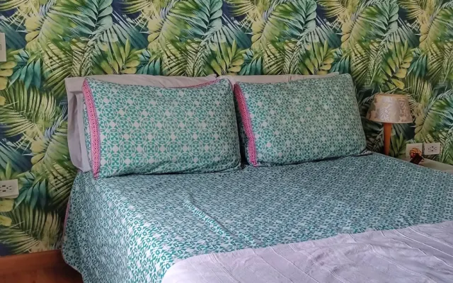 Quarto privado na mansão nudista, luminoso e com casa de banho...