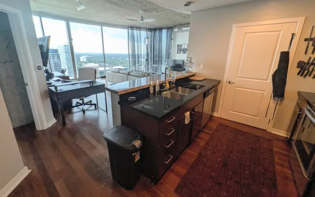 Luxury Skyrise Penthouse 2b/2ba in Heart of Downtown