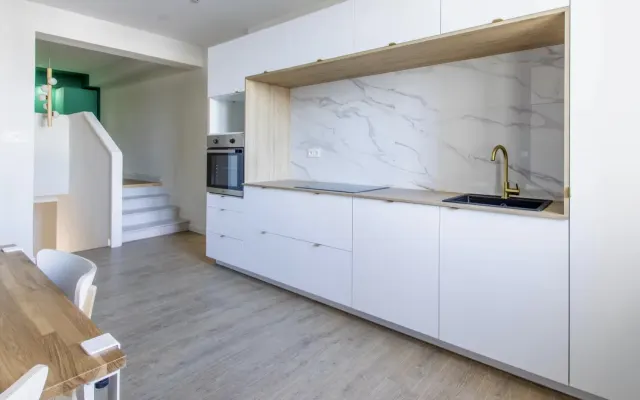 central apartment near old port and shopping basket