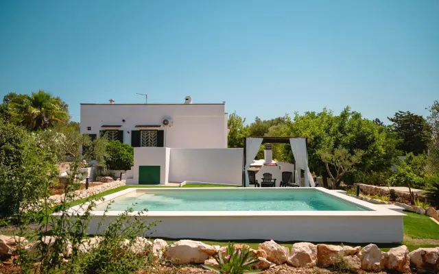 Villa Gioia Ostuni. Ein Urlaub unter dem blauen Himmel von Apulien.