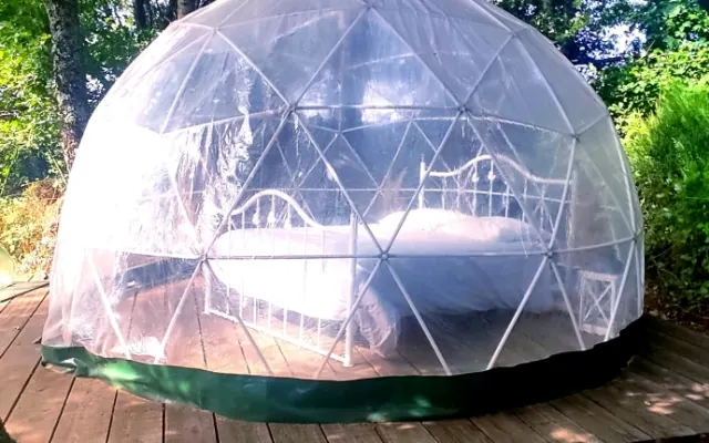 Transparente Kuppel ,FKK-Schwulenunterkunft