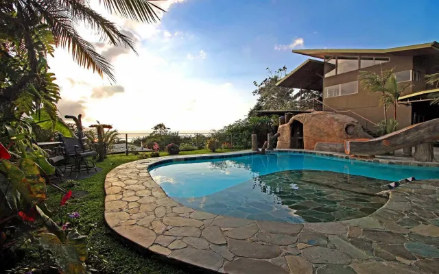 Exquisite Jungle Retreat: Breathtaking Lake, Sunset & Volcano Views!