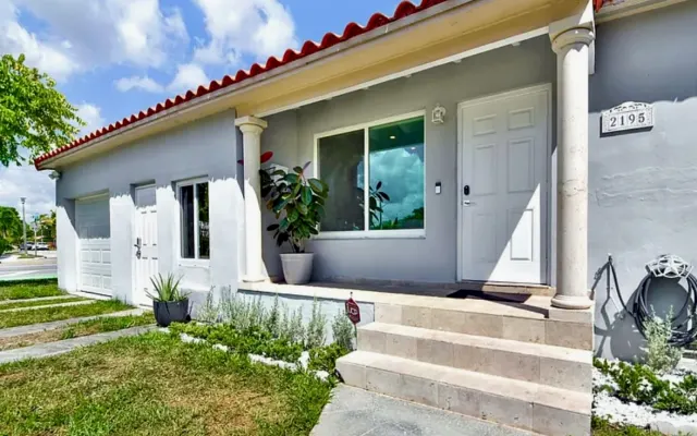Maison d'hôtes à Coconut Grove avec piscine partagée