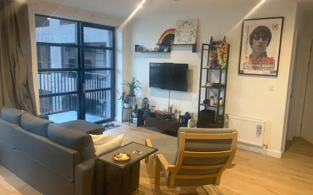 Apartment nearby the city of London (sofa)