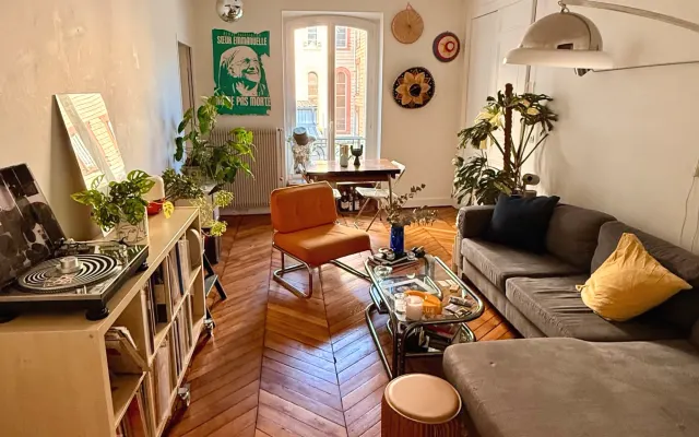 Large 100 m2 bohemian-design in Montmartre - 1 quiet bedroom