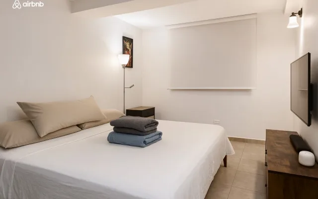Cozy King-Bed Suite • Men-Friendly • Near Beach & Airport