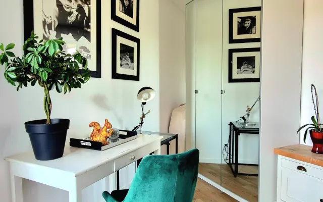 Modernes Zimmer mit Terrasse