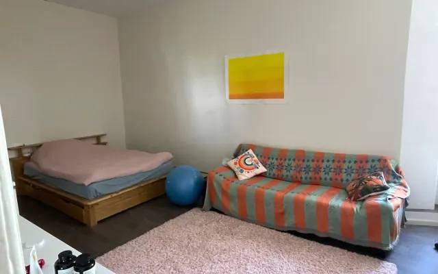 Una habitación en un tranquilo edificio de apartamentos en Neukölln.
