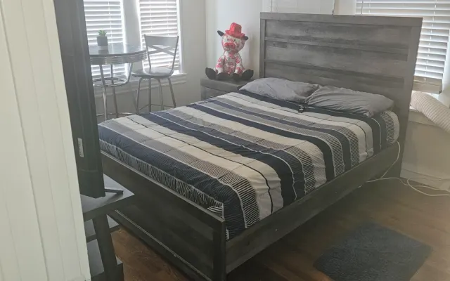 Sauber, beruhigend.
Entspannend. Zimmer. Im Herzen von DALLAS. Tx.