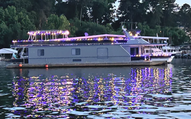 Schönes Hausboot auf dem Lake Wylie Charlotte NC. Sonnenaufgang...