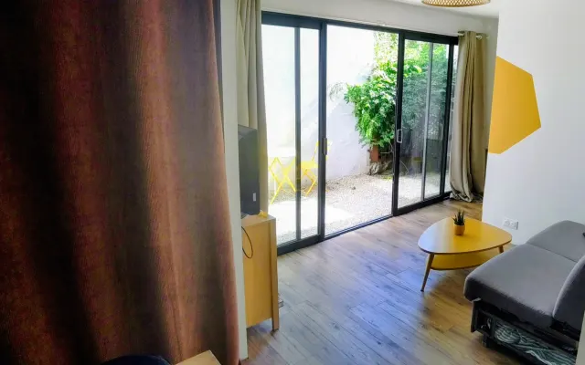 20m2 studio near the sea with private shower room