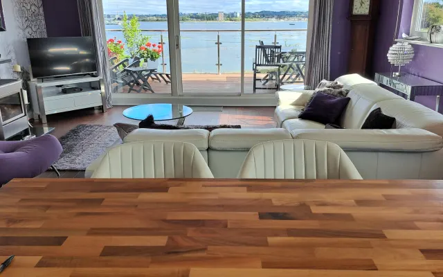Quiet secluded waterside accommodation