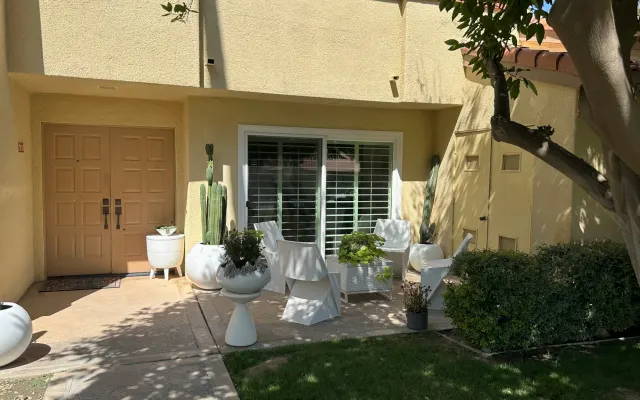 Schönes renoviertes Privatzimmer mit Bad in Palm Springs.