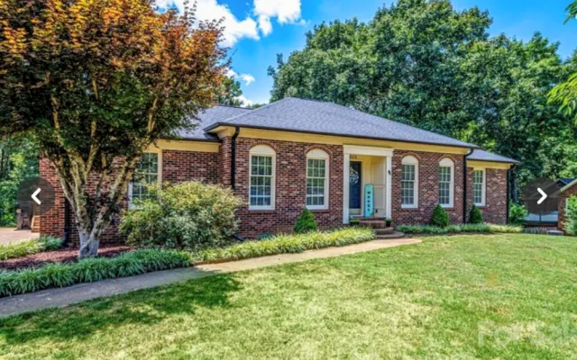 Country setting with pool & hot tub privacy