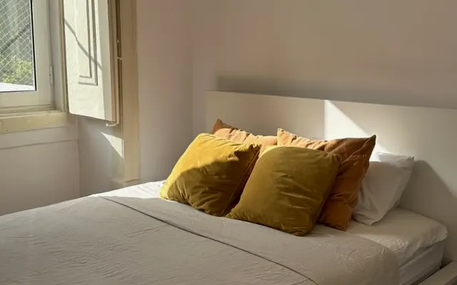 Habitación con terraza soleada en Estrela - ¡Tranvía 28 a la puerta!