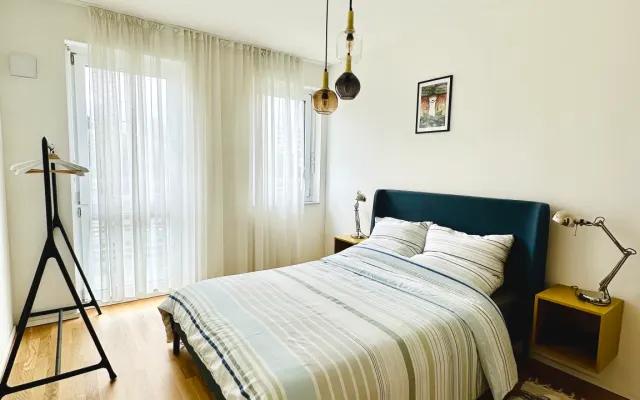 Bright Private Room Near ECB/Riverside Ostend Vibe
