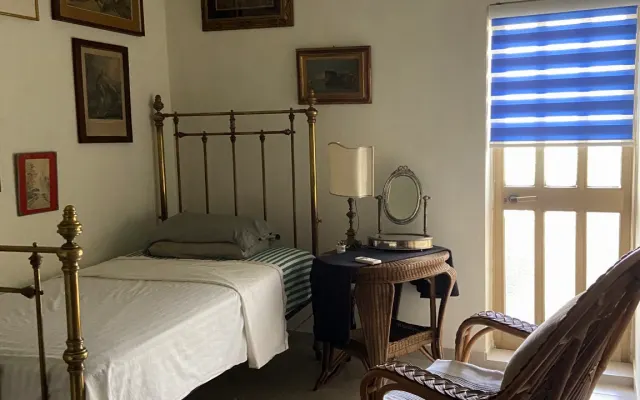 Traditional Maltese house with garden close to Valletta, bus and shops
