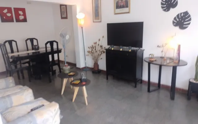 departamento céntrico 400 mts peatonal en 1r piso por escalera frontal
