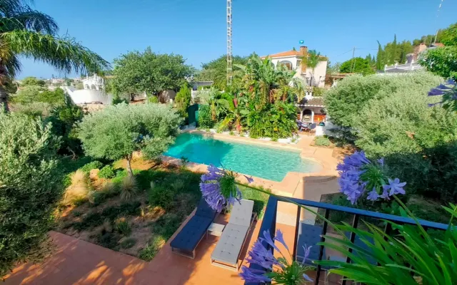 Charmoso apartamento autossuficiente com um quarto e terraço junto...