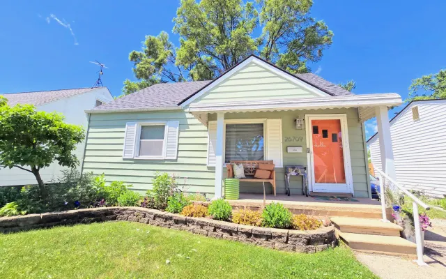 WFH Dream: 2 bedrooms, 2 bathrooms, 2 offices, 2 LRs!
