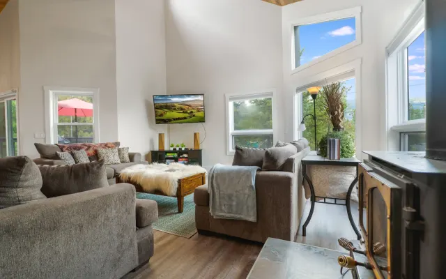 Ydalir Haus - Lux 6BR Pets, w/Hot Tub & Gameroom