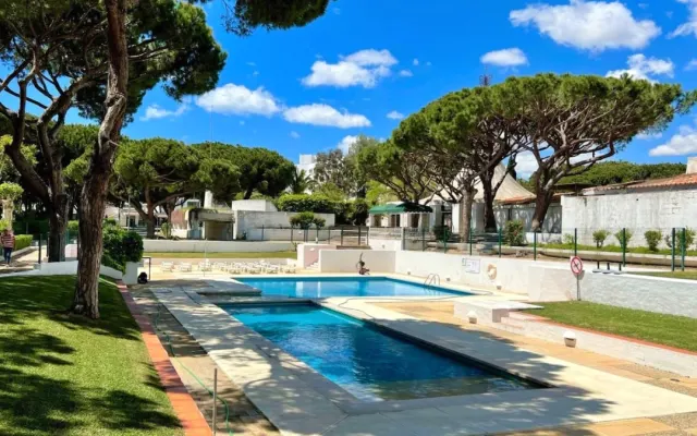 Accogliente appartamento sulla spiaggia con piscina e giardino a Olhos