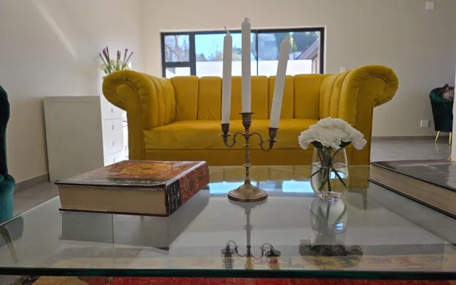 Lindo apartamento iluminado pelo sol em uma casa de hóspedes gay...