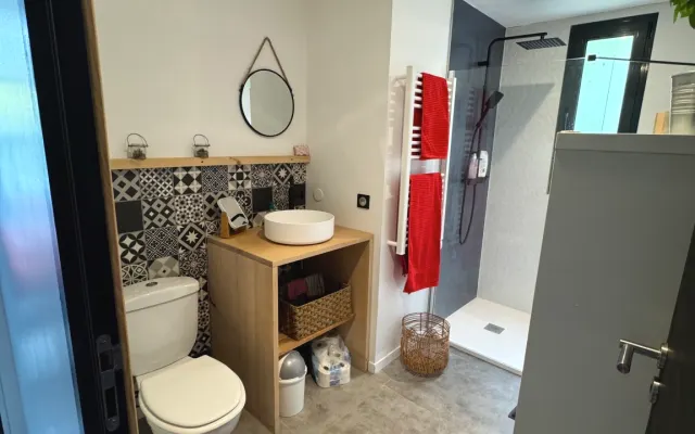 T2 indépendant avec accès piscine et jacuzzi – naturisme possible